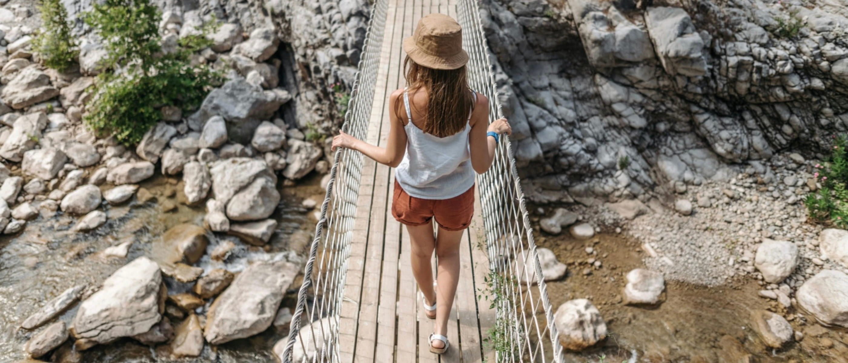 Femme traversant un pont - 3 bienfaits du slow travel - blog Mapache