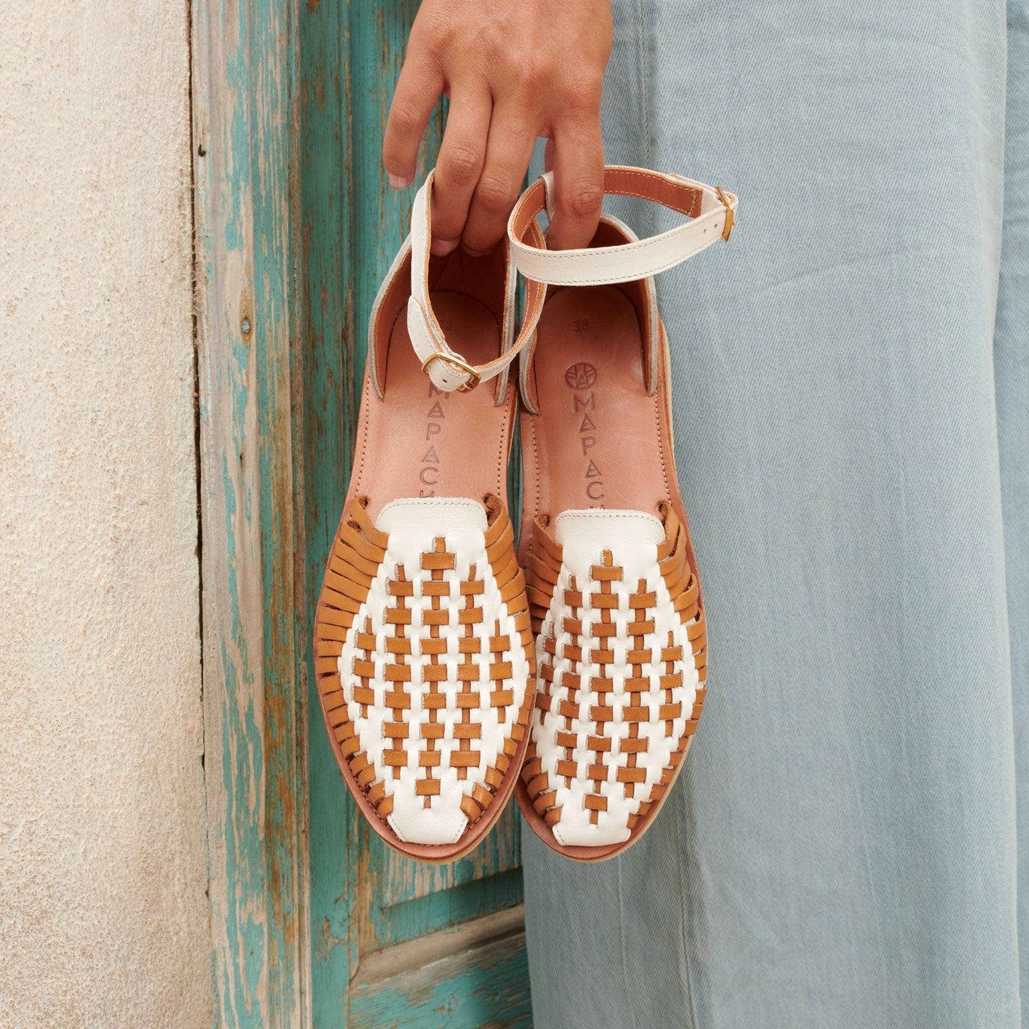 Huarache femme Camila Camel Blanc bicolore en cuir tressé camel et blanc avec bride cheville fait main au Mexique - Mapache
