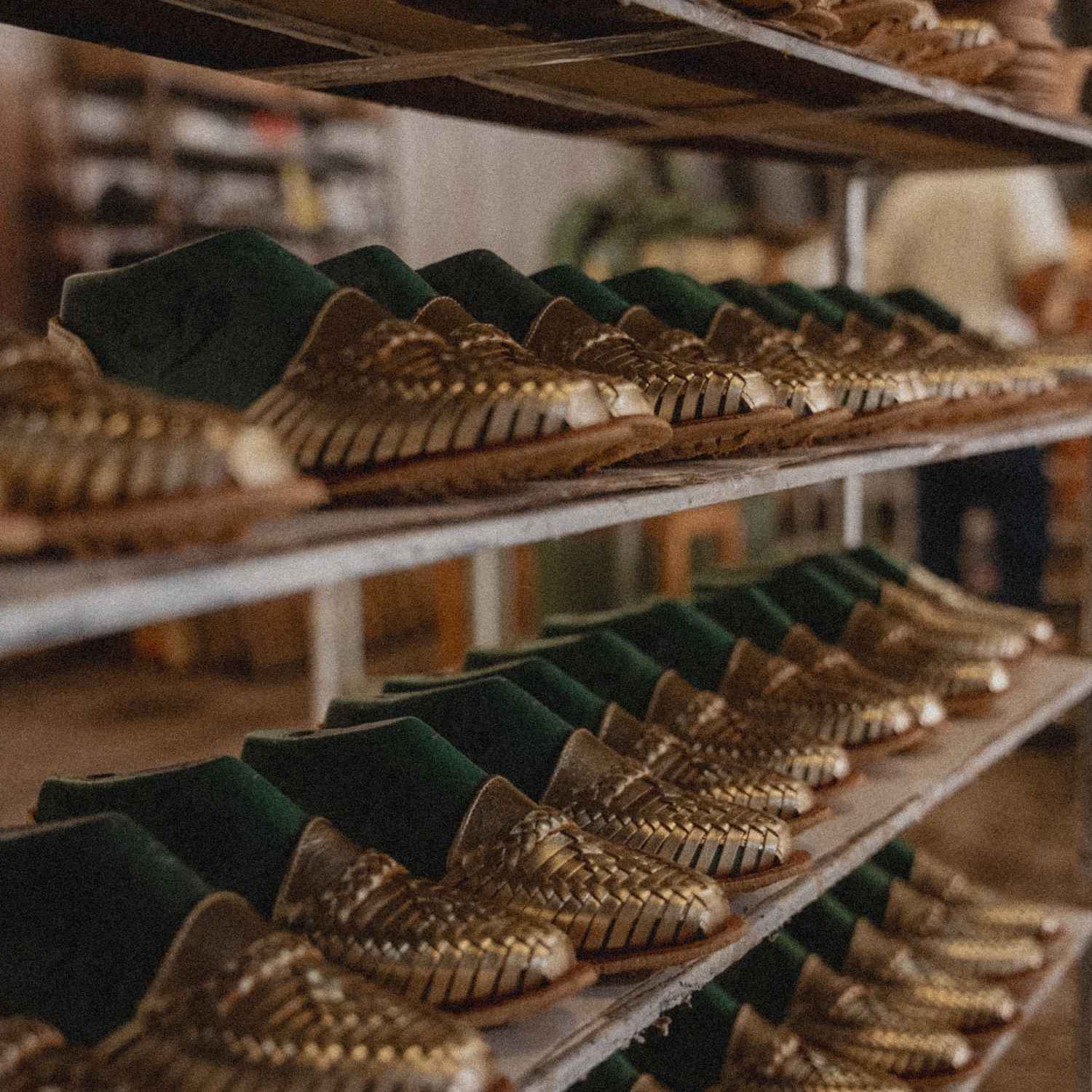 Les chaussures sont en train de sécher avant d'être assemblées et encollées