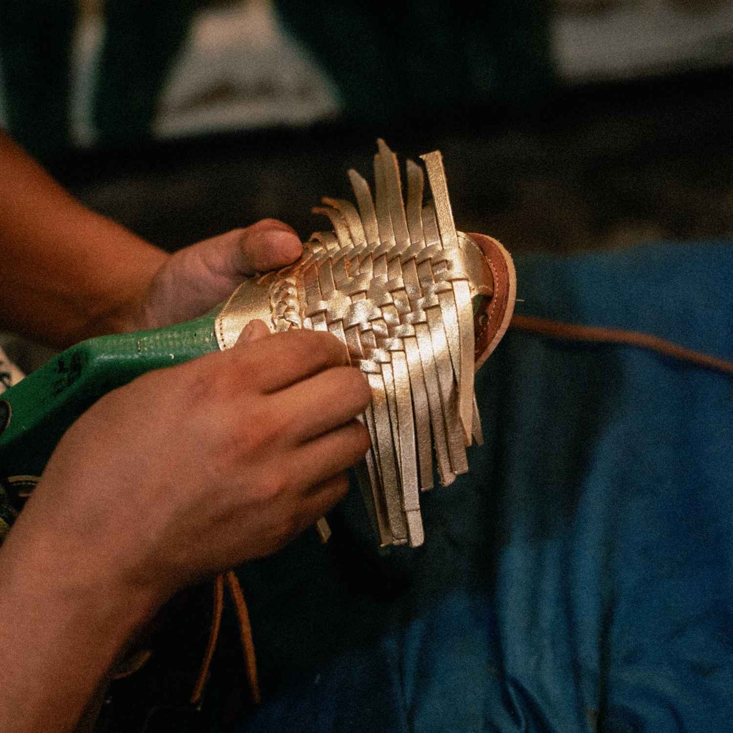Insertion de la tresse dans la tige, tout à la main