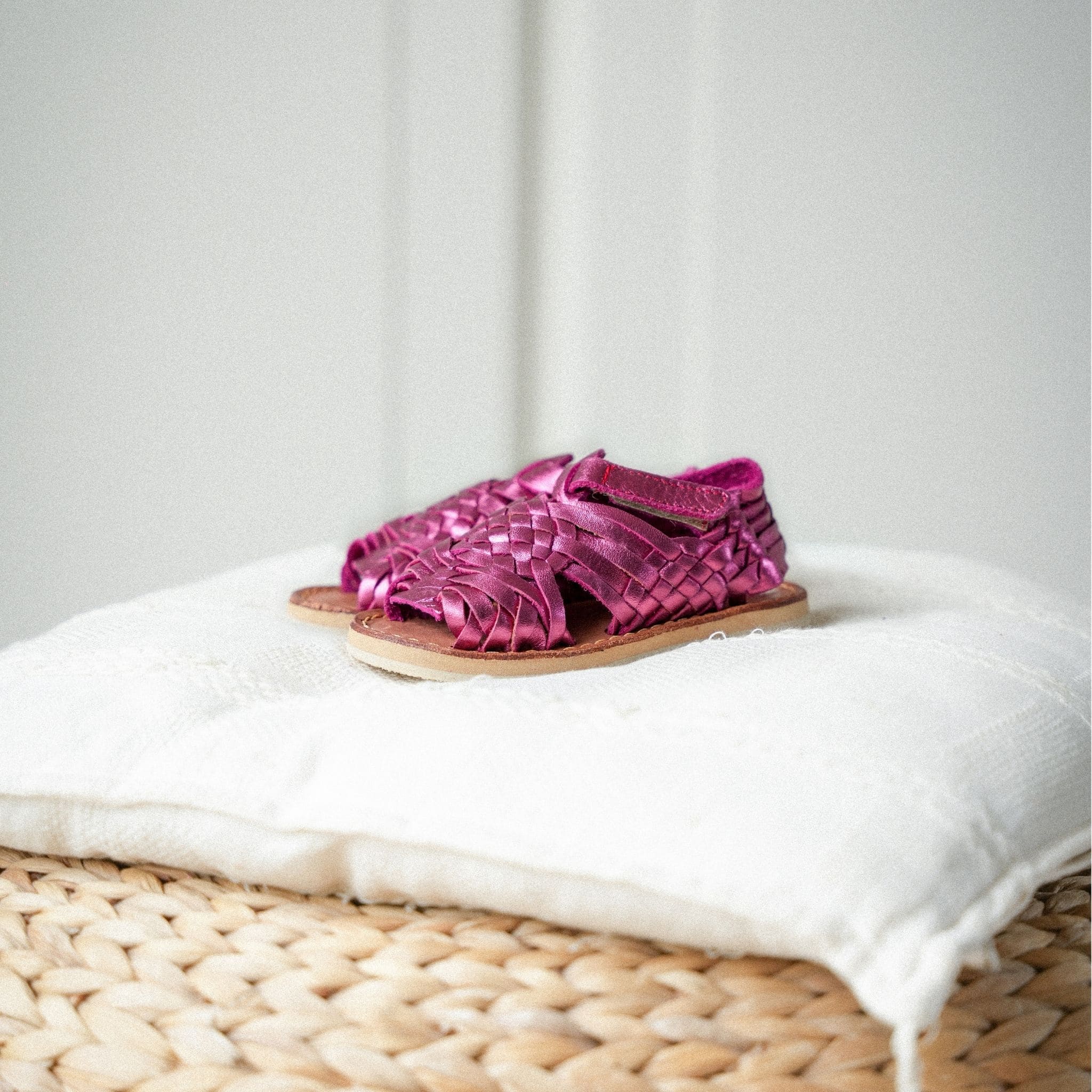 SANDALITA ROSE FLASHY - HUARACHE ENFANT MAPACHE