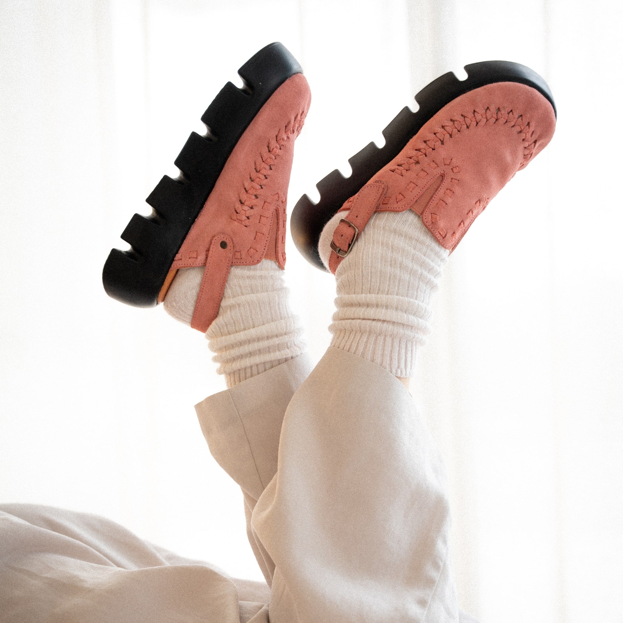 Sabot Sierra Framboise porté avec des grosses chaussettes en laine et un pantalon ample beige