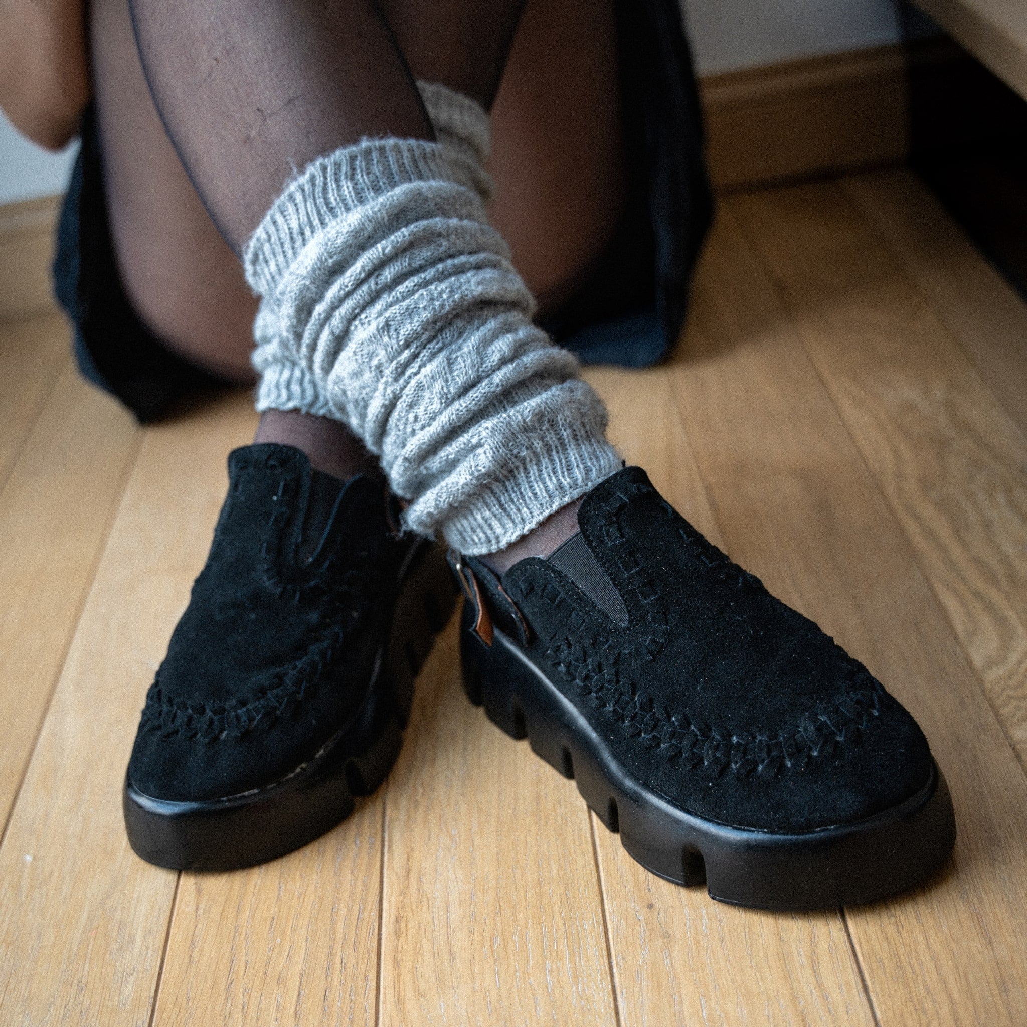 Sabot Sierra Noir tressé porté avec des collants noirs et des guêtres