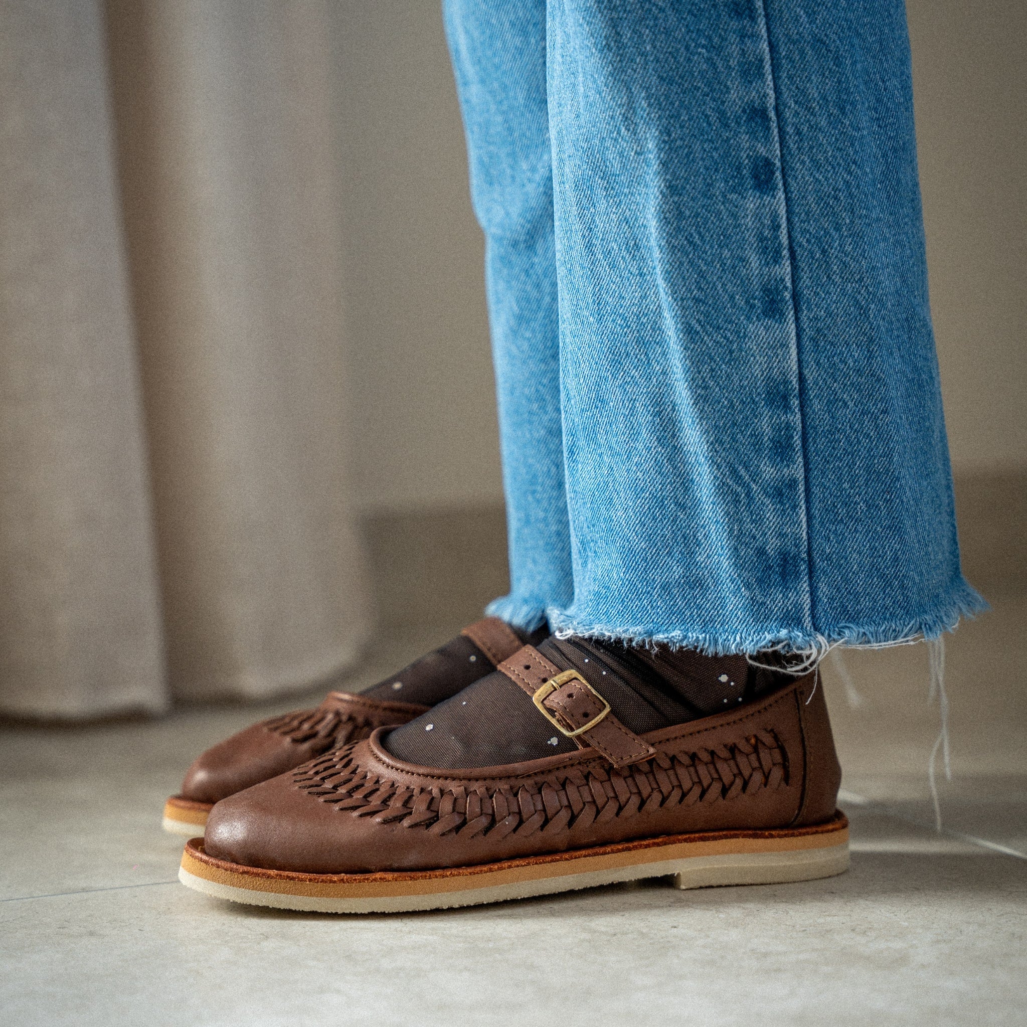 Ballerine Sofia Chocolat portée avec des chaussettes transparentes à strass