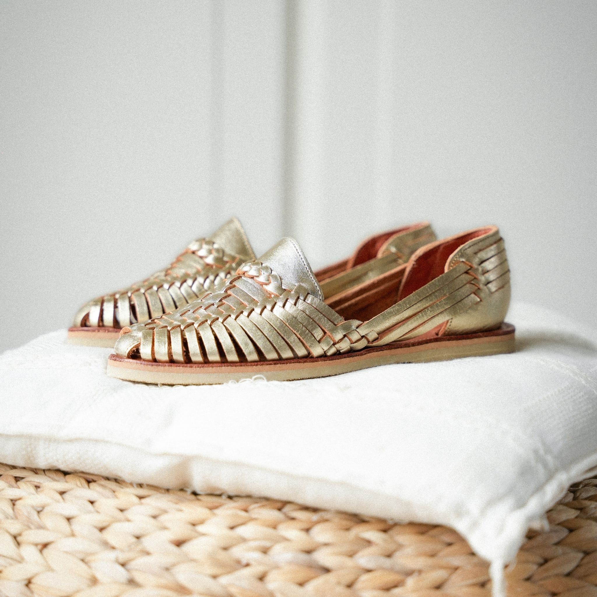 Sandale huarache femme Alegre Champagne en cuir tressé doré fait main au Mexique - Mapache