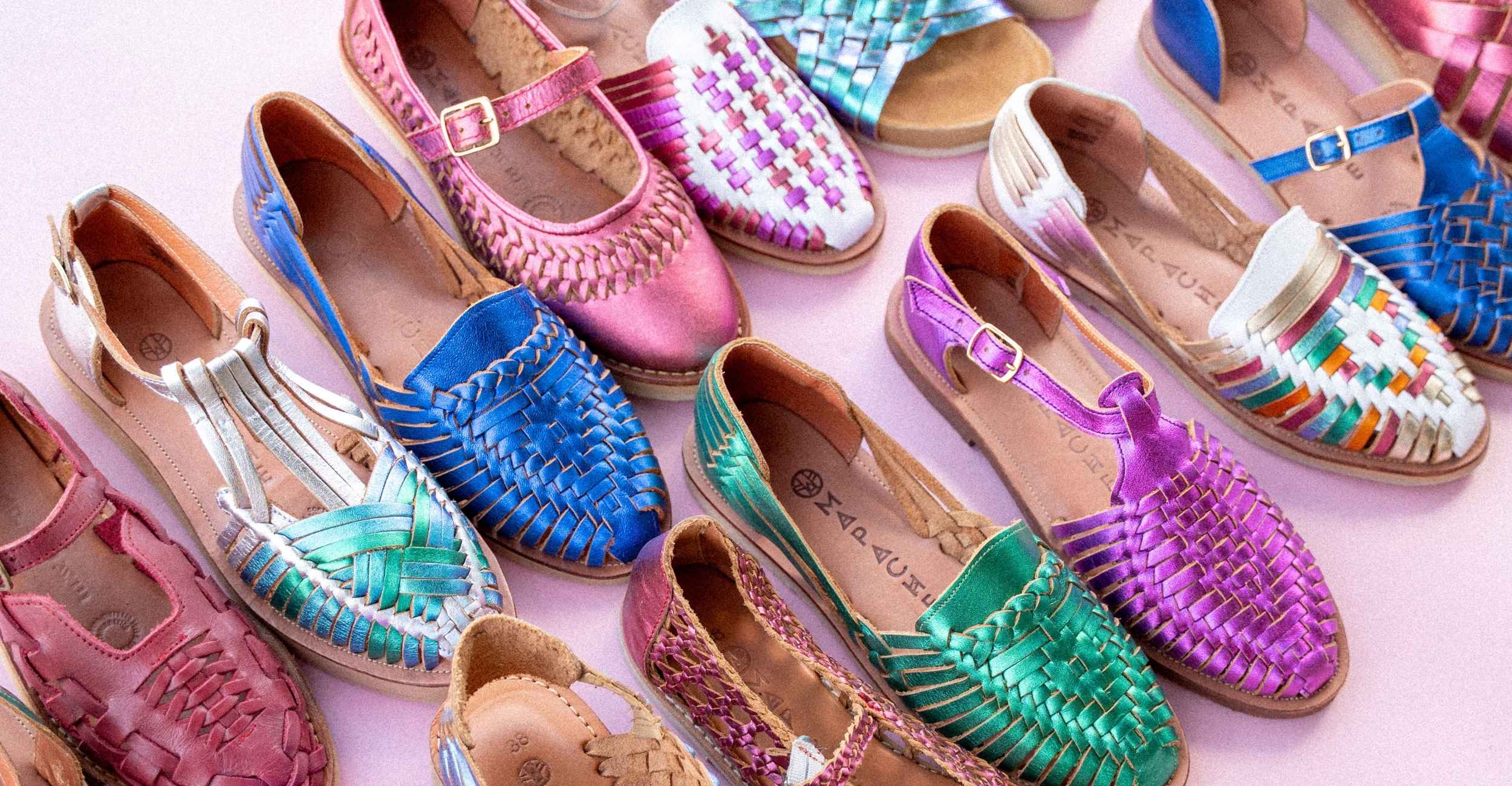 Modèles irisés de la collection Printemps-Été 2026 de Mapache. Alegre Vert Emeraude, Peonia Violet Flashy, Ibarra Iris, Pia Rose Flashy, Linda Bleu Flashy, Isidora Argent Blue Mermaid, Alegre Bleu Flashy, Sofia Rose Flashy, Camila Multi Rose, Inès Blue Mermaid