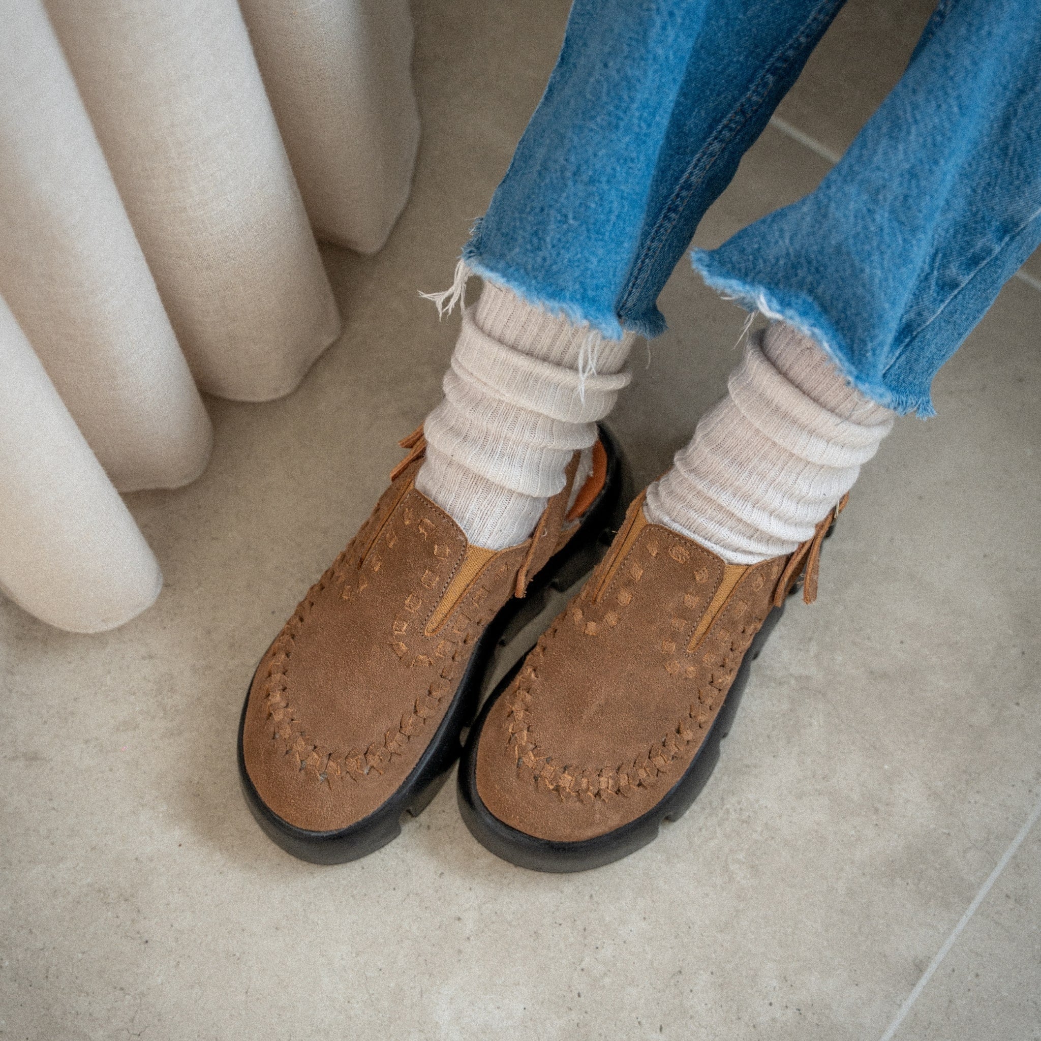 Sabot Sierra couleur Moka porté avec des chaussettes en laine et un denim brut