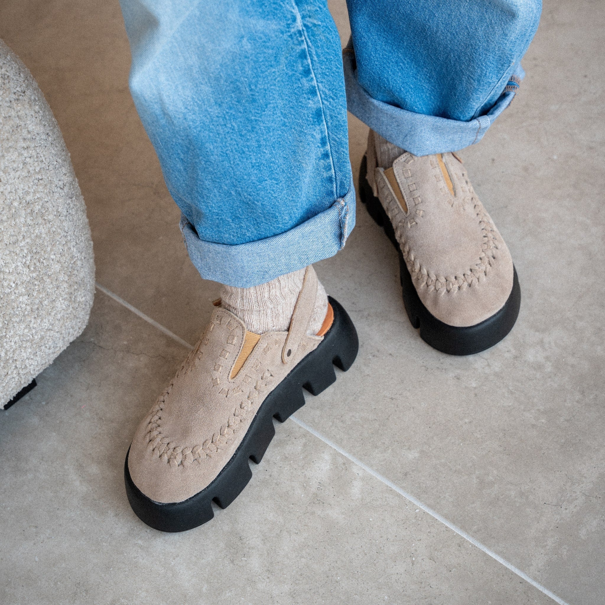Sabot Sierra coloris Taupe porté avec des grosses chaussettes en laine beige et un denim brut