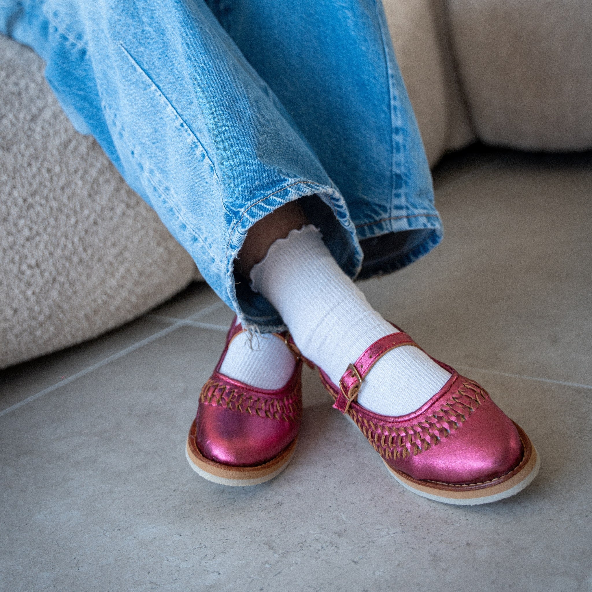 Ballerine Rose Flashy portée avec des petites chaussettes blanches et un denim brut