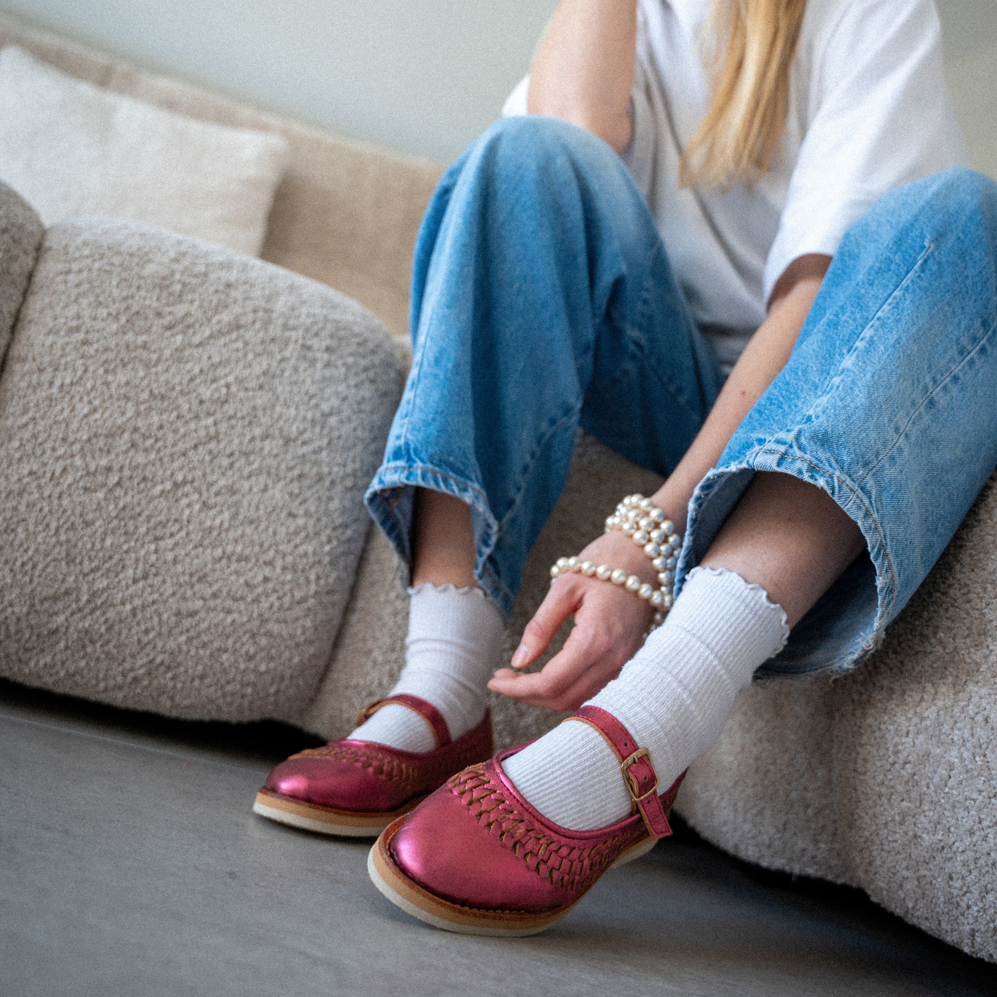 Ballerine Rose Flashy portée avec des petites chaussettes blanches et un denim brut